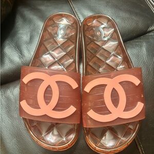 Gorgeous, Excellent Condition Flip Flop! Size 6!!…. Fits a size 5 better. 🌹